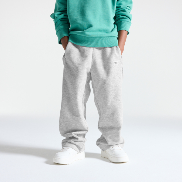 بنطلون)سروال( رياضي باللون الرمادي للفتيان.